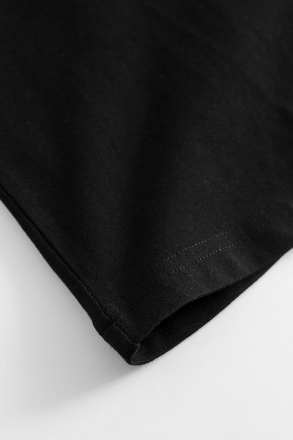 Kleid aus Strickwaren schwarzes T-Shirt mit einem Aufdruck auf der Vorderseite 2157308