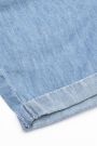 Kurze Jeanshose mit aufgekrempelten Hosenbeinen und Kordel in der Taille 2156799