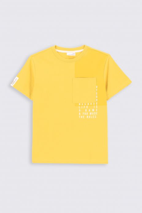 T-Shirt mit kurzen Ärmeln gelbes mit einer Tasche und Aufschriften 